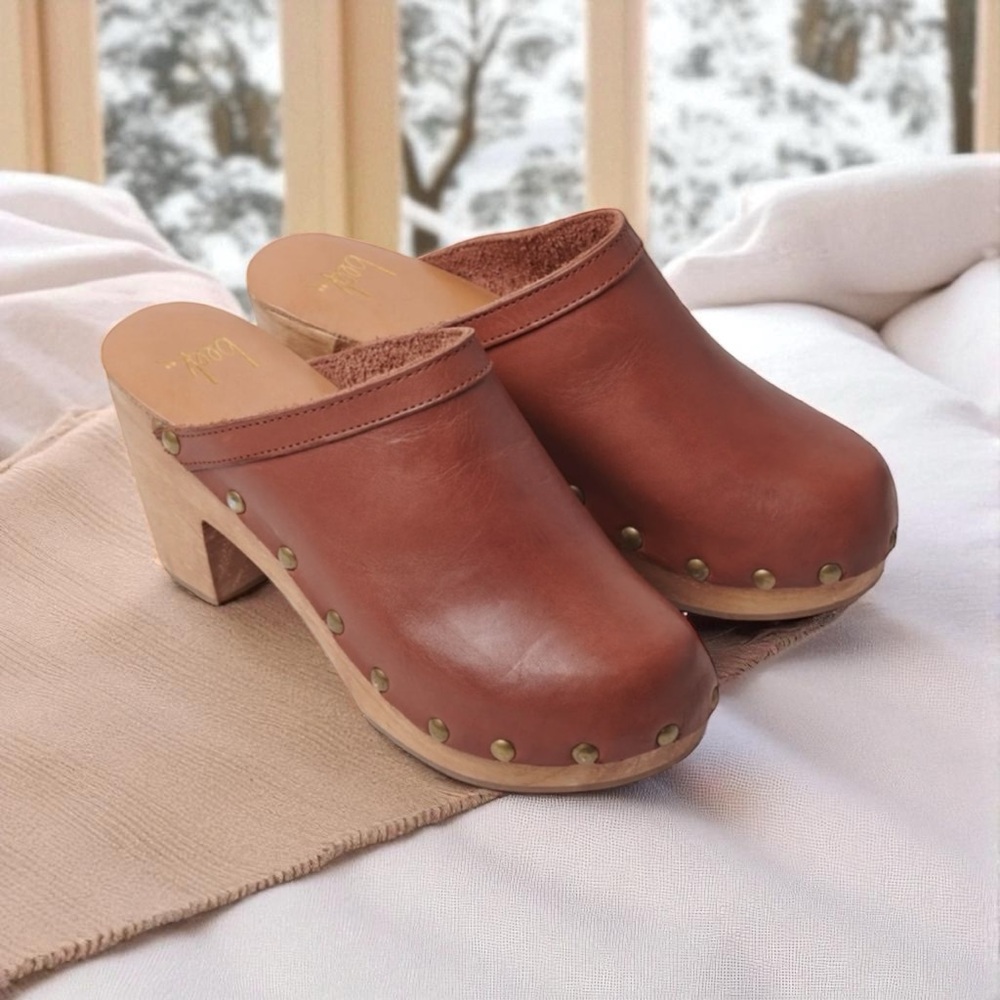 Beek Woodpecker Clogs. Saddle. Size7.